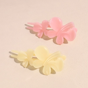 Barrettes papillon translucides couleurs gelée rose et jaune pour la coiffure