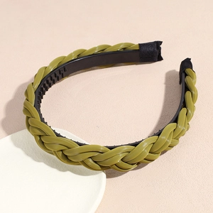 Detail view of woven grass green headband featuring non-slip inner teeth and soft black end tips