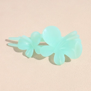 Détail de la pince à cheveux papillon vert menthe en résine acrylique translucide