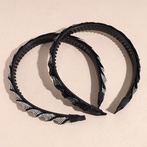 Cerchietto intrecciato scintillante con strass e denti antiscivolo in nero classico