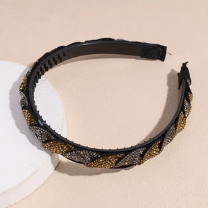 Dettaglio del cerchietto antiscivolo con strass intrecciati oro e argento e denti interni