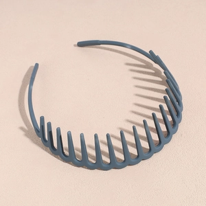 Détail d'un serre-tête ondulé bleu-gris montrant les dents antidérapantes internes