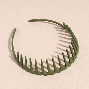 Détail du serre-tête ondulé vert olive avec dents antidérapantes pour un maintien sûr