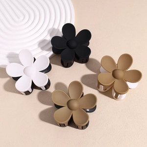 Lot de trois pinces à cheveux fleurs mates en noir, blanc et kaki pour une coiffure élégante