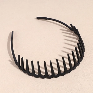 Détail d'un serre-tête ondulé noir mat avec dents denses pour un maintien antidérapant