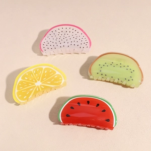 Lot de quatre pinces à cheveux en acrylique aux motifs de pitaya, kiwi, citron et pastèque