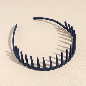 Détail du serre-tête bleu foncé antidérapant avec dents de peigne et fini mat