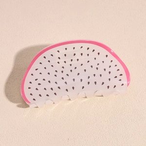 Détail de la pince à cheveux pitaya avec motifs de graines noires et design fruit