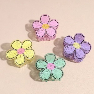 Set di quattro mollette per capelli a fiore in acrilico rosa, giallo, viola e verde macaron