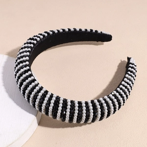 Détail d'un serre-tête tissé main avec perles blanches et perles noires facettées