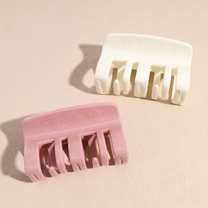 Lot de deux grandes pinces à cheveux en résine brillante couleurs blanc crème et rose