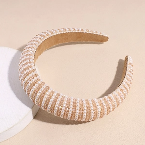 Détail d'un serre-tête en perles fait main avec rembourrage et doublure en velours