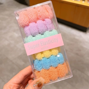 Détail des chouchous arc-en-ciel élastiques montrant la texture douce de l'éponge