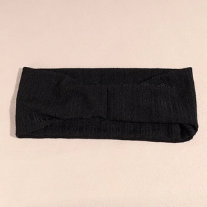 Gros plan sur la texture en tricot noir d'un bandeau de yoga extensible