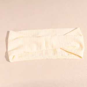 Détail du bandeau noué beige clair en tissu élastique à texture gaufrée pour le sport