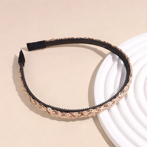 Détail du serre-tête antidérapant de 1cm avec tissu tressé doré et dents intérieures