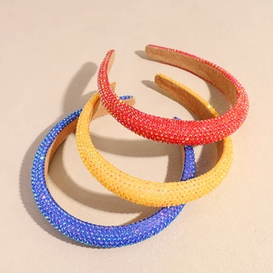 Trois élégants serre-têtes larges avec strass colorés en rouge, jaune et bleu vifs