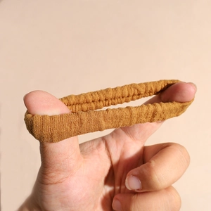 Elastico per capelli spesso in spugna giallo senape con trama a costine per acconciature