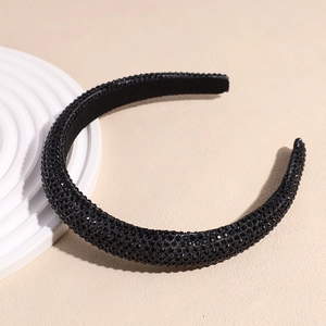 Vue détaillée du serre-tête rembourré noir luxueux orné de strass brillants et élégants