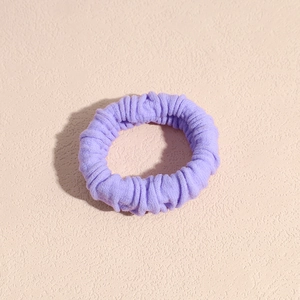 Dettaglio di un morbido elastico viola con tessuto ad alta elasticità e trama pieghettata