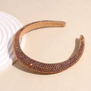 Vue détaillée de strass orange ambré sur un serre-tête rembourré avec doublure en velours