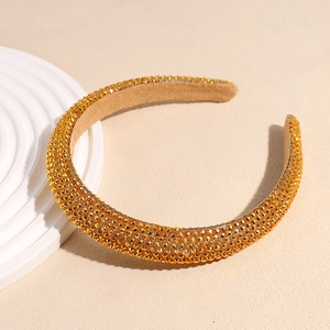 Gros plan d'un serre-tête large orné de strass ambrés avec doublure en velours