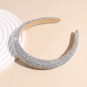 Détail d'un serre-tête large rembourré avec des strass argentés brillants sur support