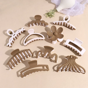 Détails de diverses pinces à cheveux mates en coloris blanc crème et marron mocha