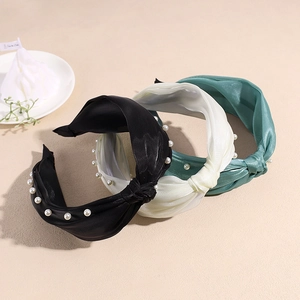 Serre-têtes élégants à nœuds et perles en noir, blanc et vert avec texture satinée