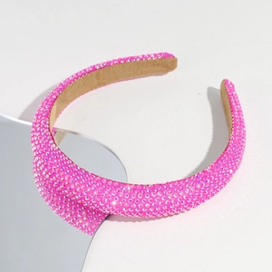 Détail d'un serre-tête rose en strass avec rembourrage épais et doublure en velours kaki
