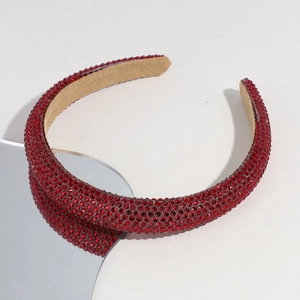 Détail d'un serre-tête en strass rouges avec doublure intérieure en velours marron doux