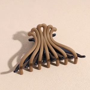 Détail macro de la pince à cheveux bicolore en forme de pieuvre avec finition mate