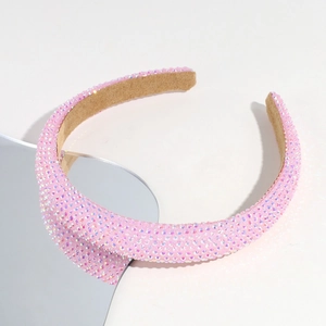 Détails d'un serre-tête large orné de strass colorés avec une doublure en daim doux