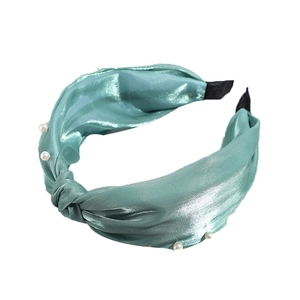 Serre-tête large en satin vert menthe avec perles blanches et finition soyeuse chic