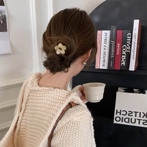 Élastique à cheveux fleur crème élégant avec perle sur une coiffure en queue de cheval chic
