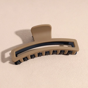 Détail de la pince à cheveux rectangulaire kaki mat avec intérieur noir et ressort solide