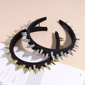 Cerchietto punk con borchie metalliche oro e argento su base in tessuto nero