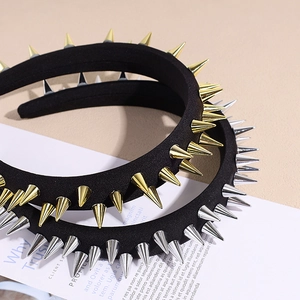 Cerchietto punk largo con borchie metalliche oro e argento su base di tessuto nero