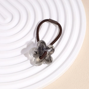 Détail d'élastique fleur avec pétale en résine fumée translucide sur corde tressée