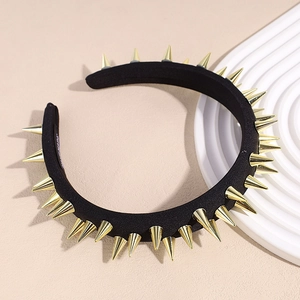 Dettaglio del cerchietto nero con borchie punk dorate e logo fatto a mano
