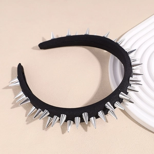 Dettaglio del cerchietto punk nero con punte in metallo argentato e rivetti decorativi