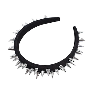Cerchietto largo nero chic con borchie in metallo argento per lo stile da festa
