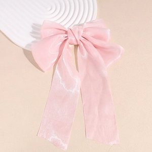 Détail de la pince à cheveux en organza rose nacré avec de longs rubans fluides