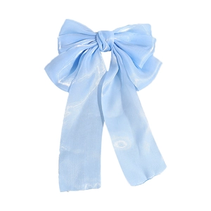 Pince à cheveux élégante en satin bleu clair avec de longs rubans et un fini perlé fin