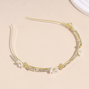 Serre-tête doré élégant avec fleurs blanches et papillons scintillants en strass