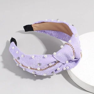 Détail du serre-tête noué violet clair orné de perles d'imitation et de strass brillants