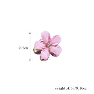 Detailansicht der rosa Kamelien-Haarklammer mit Maßen 2,2 cm und Gewicht 4,5 g