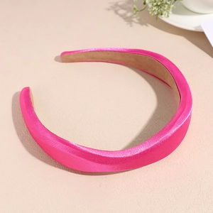 Détail du serre-tête en satin rose avec doublure intérieure antidérapante en velours kaki