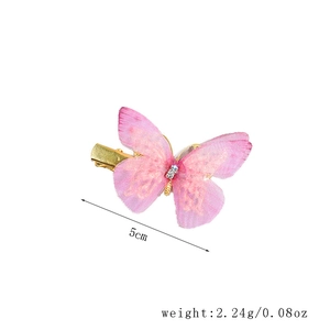 Detailansicht einer 5 cm langen rosa Stickerei-Schmetterlingsspange mit Glitzersteinen