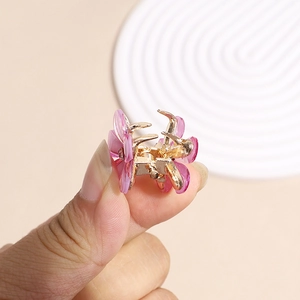 Mini rosa Kamelien-Haarklammer mit goldenem Metallsockel und Strassstein-Details